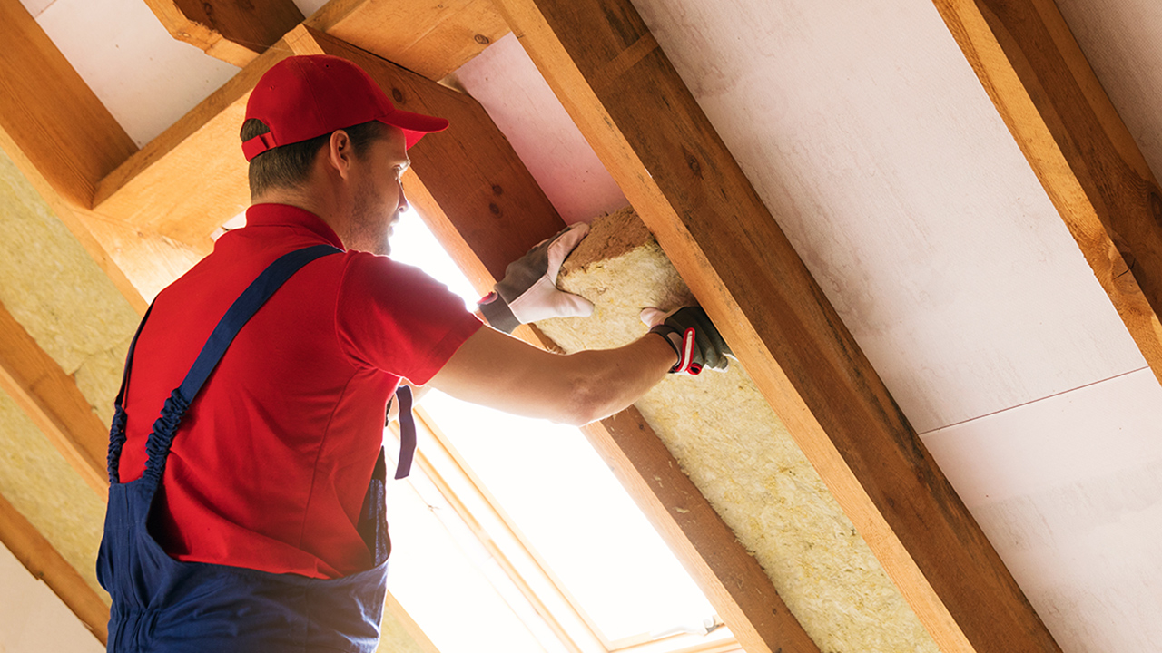 Instalalndo aislamiento en el tejado